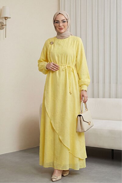 HİJABAYA Λινό φόρεμα με διπλή επένδυση, δέσιμο στη μέση και καρφίτσα στο μπρο...