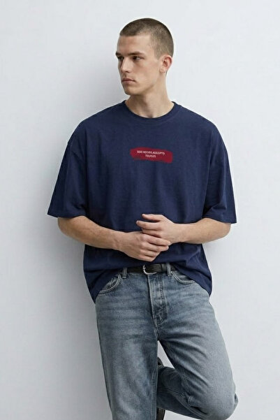 MATERIAL Ανδρικό μπλουζάκι με στάμπα σε μεγάλο μέγεθος σε σκούρο μπλε χρώμα