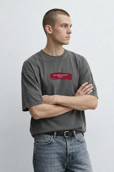 MATERIAL Ανδρικό μπλουζάκι με στάμπα κειμένου σε μεγάλο μέγεθος και σμοκέ εφέ