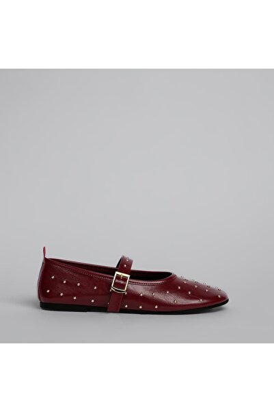 SHOELUKS حذاء باليه نسائي باللون الأحمر الداكن مع تفاصيل حجرية