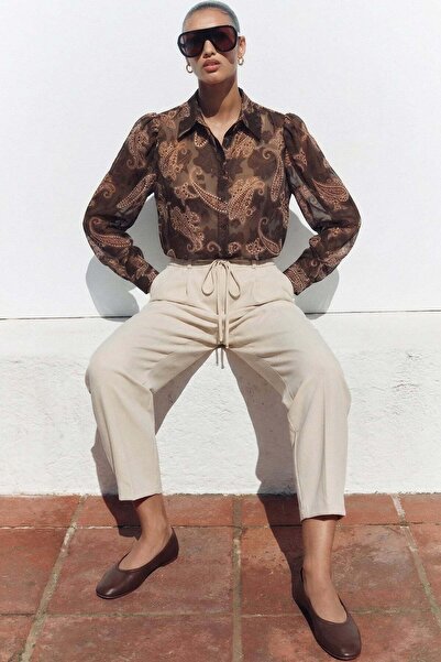 Sateen Πουκάμισο με σχέδιο σάλι και κορδόνι στο μανίκι - Καφέ