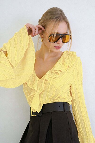 Trend Alaçatı Stili Κίτρινη μπλούζα με λαιμόκοψη V και ισπανικό βολάν στα μαν...