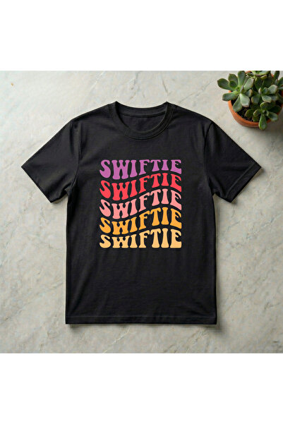 Grafftee Clothing تي شيرت تايلور سويفت بتصميم "SWIFTIE" مطبوع عليه نصًا من ال...