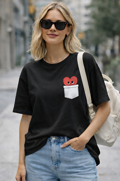 ArtYus Μπλουζάκι Unisex Oversize με λεπτομέρεια τσέπης και στάμπα καρδιάς – Β...