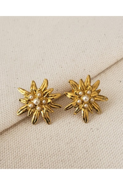 Süspüs Accessories أقراط فولاذية كبيرة على شكل زهرة ذهبية مرصعة باللؤلؤ