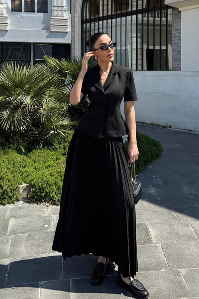 Ortaya Çık Μαύρη πλισέ φούστα με κοντομάνικο μπλέιζερ και σακάκι