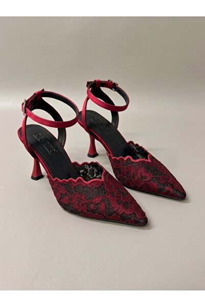 Beyond Γυναικεία βραδινά παπούτσια με λεπτομέρεια από δαντέλα σε μπορντό χρώμ...