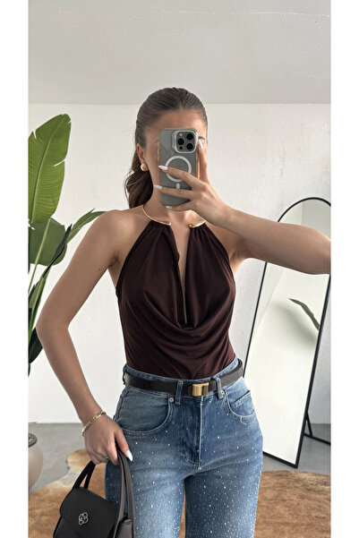 asfamoda Γυναικεία καφέ χρυσή μπλούζα με χρυσά αξεσουάρ στο λαιμό και ντραπέ ...