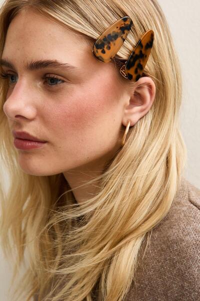 New Obsessions مجموعة من 2 مشبك شعر بنمط الفهد البني