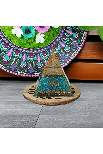 Ezera Η οργονική πυραμίδα της Φρέιντα από κρυστάλλους απατίτη με μύτη χαλαζία...