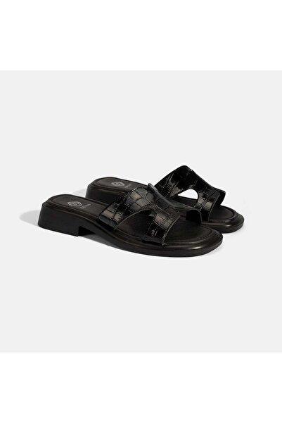 Desa Γυναικείες μαύρες δερμάτινες παντόφλες με στάμπα κροκόδειλου