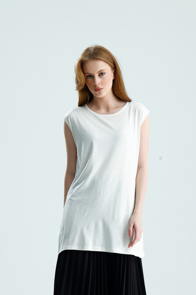 Madame QAN's Complete Stone Detailed Crew Neck Zero Sleeve Undershirt/Blouse