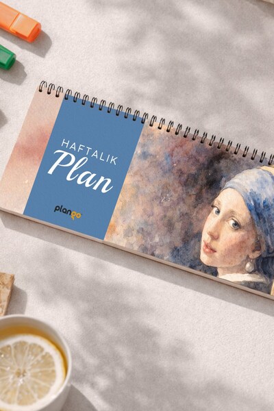 Plango Tarihsiz Spiralli Haftalık Masaüstü Planlayıcı - İNCİ KÜPELİ KIZ - 10x...