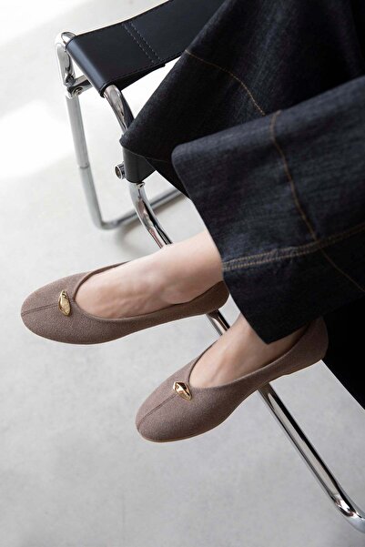 STRASWANS Λεπτομέρεια γυναικείων αξεσουάρ Brett Suede Ballerina Mink