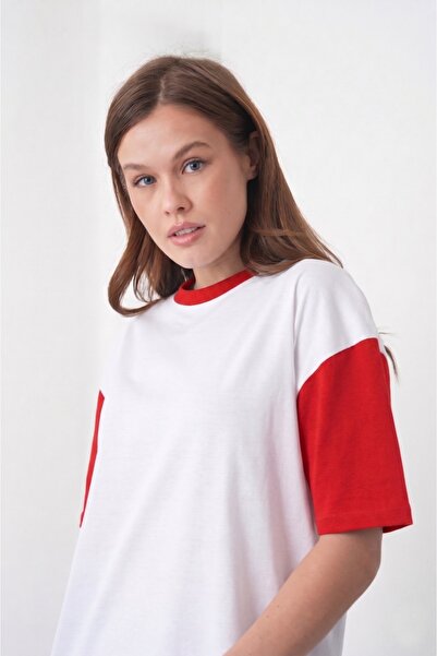 TREND EMMODA Tricou de bază pentru femei, alb, cu detaliu roșu la mâneci
