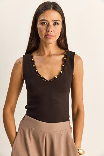 Bianco Lucci Γυναικεία ελαστική μπλούζα με λαιμόκοψη V και αξεσουάρ με χάντρε...