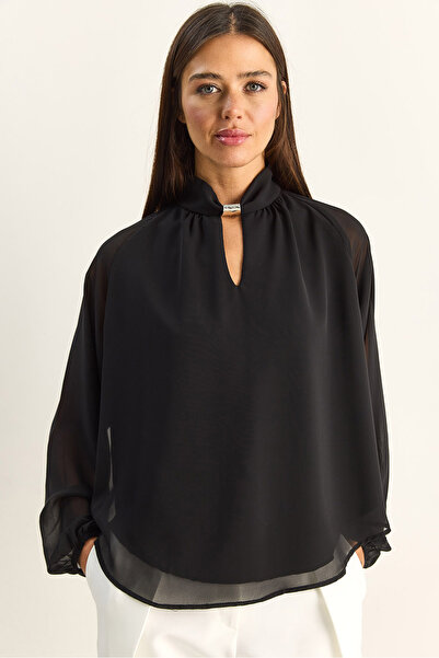Bianco Lucci Γυναικεία μπλούζα σιφόν με ψηλό γιακά, μεταλλικά αξεσουάρ και δι...