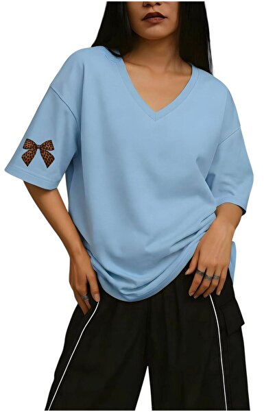 E-ROMA Μπλουζάκι με στάμπα κορδέλας στο μανίκι, με λαιμόκοψη V, oversized 2VQ6