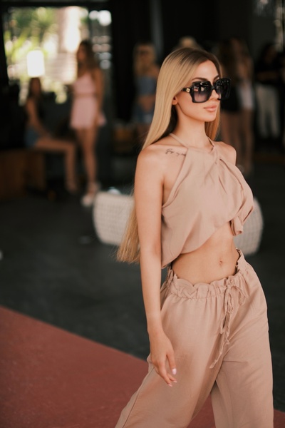 Butik Bej Halter Yaka Crop Bluz & Yüksek Bel Bol Pantolon Takım