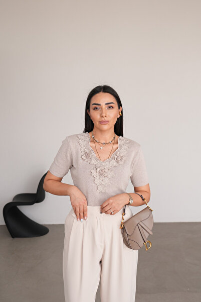 Özge Özgenç Yakası Güpürlü Kısa Kol Triko