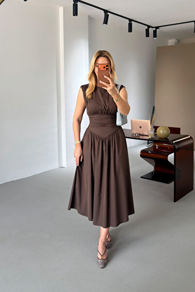 Sezgi Tekin Φόρεμα από καφέ ποπλίνα με ντραπέ λεπτομέρεια στη μέση