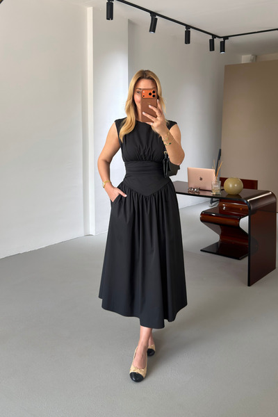 Sezgi Tekin Φόρεμα από μαύρη ποπλίνα με ντραπέ λεπτομέρεια στη μέση