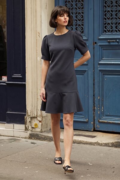 armonika Γυναικείο φόρεμα ανθρακί με λαιμόκοψη σε σχήμα Ο, κοντό μανίκι και φ...