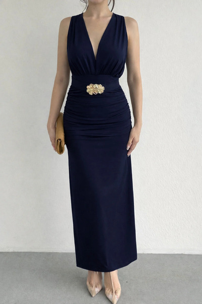 MİROR Γυναικείο φόρεμα σε σκούρο μπλε με λαιμόκοψη V και λεπτομέρεια ζώνης