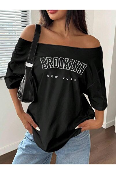 LOUİSA Γυναικείο μπλουζάκι με λαιμόκοψη καγιάκ, με στάμπα Brooklyn New York σ...