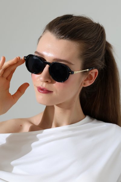 MİLANO KORS Women's Black Oval Frame Black Glass Gold Detail Handle Sunglasses