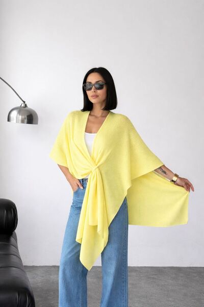 LE CARAMBOLE Γυναικεία κίτρινη ζακέτα πόντσο με λεπτομέρεια στο μπροστινό μέρος