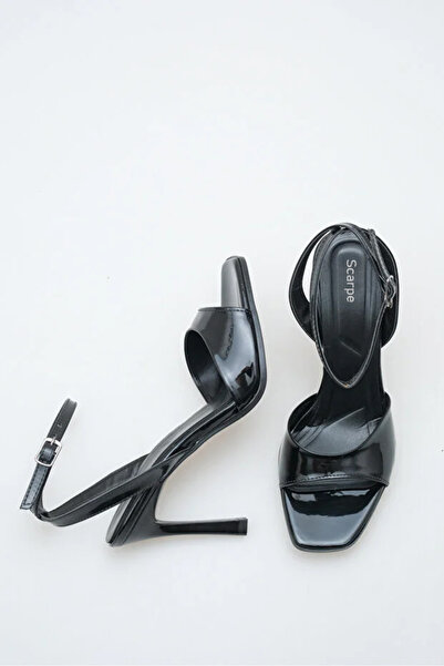 Scarpebutik Γυναικεία μαύρα λουστρίνια παπούτσια με τακούνι, τετράγωνη μύτη κ...