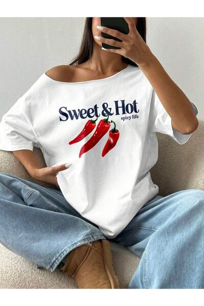 LOUİSA Γυναικείο μπλουζάκι με λαιμόκοψη καγιάκ, με στάμπα Sweet Hot, σε λευκό...