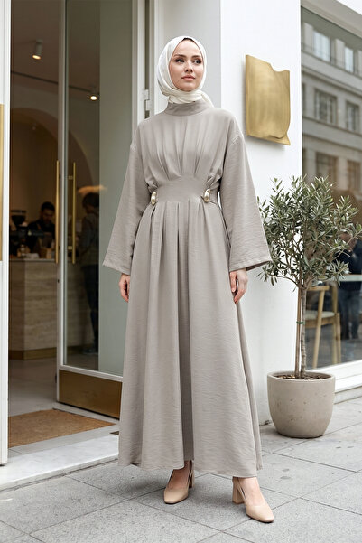 MODAQU Μακρύ φόρεμα μοντάλ με λεπτομέρεια από πιέτες και ζώνη - Βιζόν