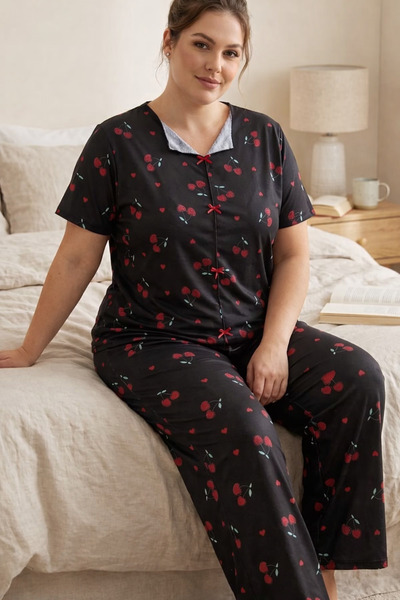 Silona Homewear Μαύρο Σετ Πιτζάμες με Σχέδιο Κεράσι, Μεγάλο Μέγεθος, Υπερμεγέ...