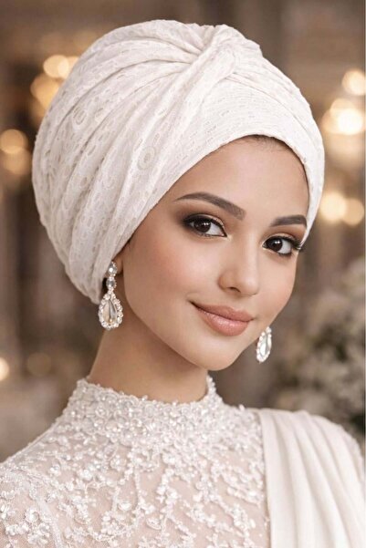 Aişe tesettür Λευκό βραδινό φόρεμα με δαντέλα και λεπτομέρεια στριφτού σχεδίου