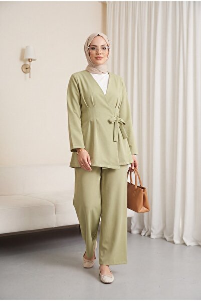 Modamorfo Εισαγόμενο κοστούμι από κρεπ με λεπτομέρειες σε στυλ πένσας, με δέσ...