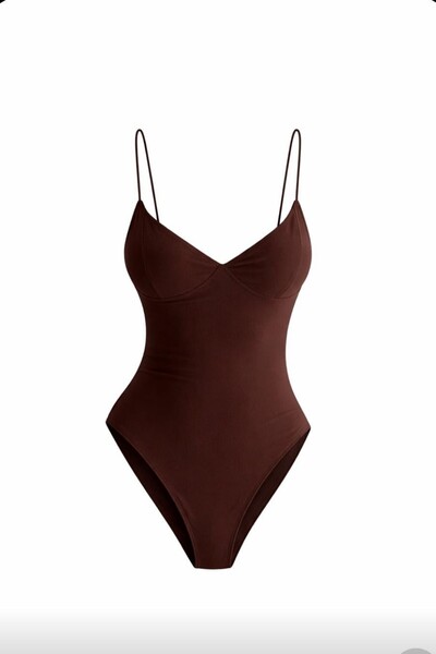 moda poni Γυναικείο καφέ κορμάκι με βαθύ ντεκολτέ και λουράκια