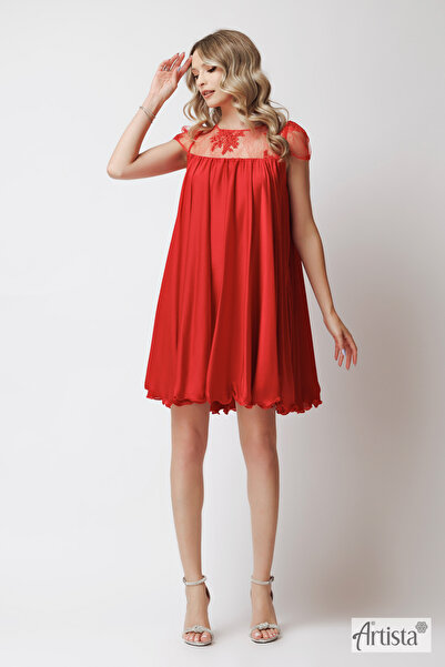 Artista Ρευστό φόρεμα με βιούχες ρέουσες υφές και λεπτεπίλεπτες λεπτομέρειες