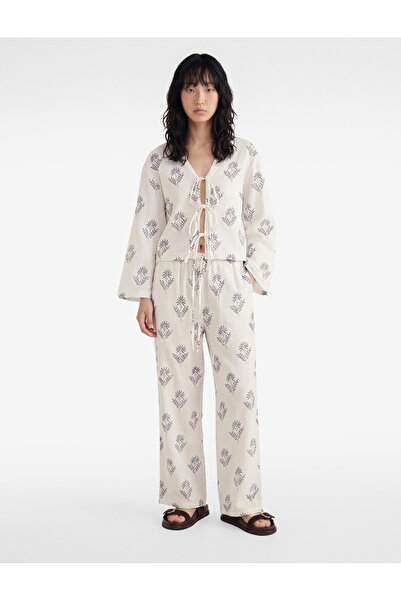 Koton Βαμβακερή μακρυμάνικη μπλούζα με λουλουδάτο σχέδιο και λεπτομέρεια δεσί...