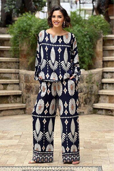 Nevin Kaya Moda Σετ παντελόνι και μπλούζα σε σκούρο μπλε με αυθεντικό σχέδιο