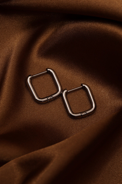 Süspüs Accessories أقراط فضية مستطيلة صغيرة من الفولاذ