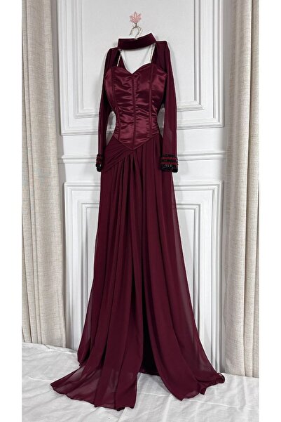 Model Leyna A luxurious evening dress in a captivating burgundy color