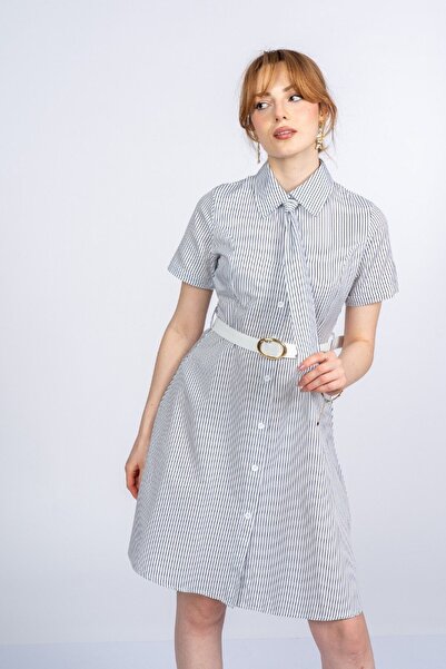 LOKADI Φόρεμα πουκάμισο με ρίγες και λεπτομέρεια γραβάτας - Λευκό με ζώνη