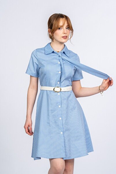 LOKADI Φόρεμα πουκάμισο με ρίγες και λεπτομέρεια γραβάτας - Λευκό με ζώνη