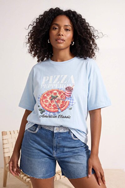 Trendyol Curve Μπλουζάκι με στάμπα μπλε πίτσας, χαλαρή εφαρμογή, πλεκτό, μεγά...