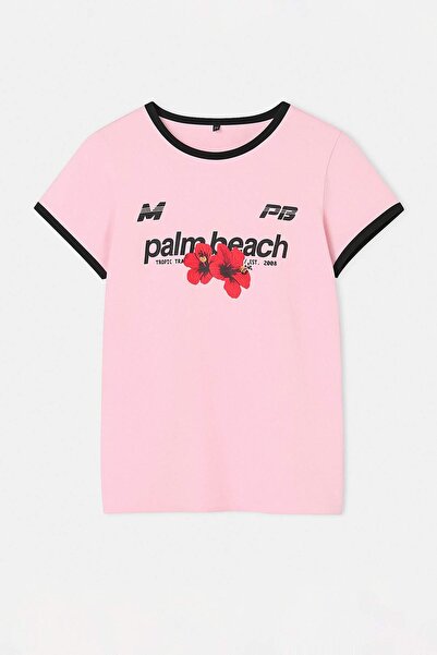 Trendyol Curve Μπλουζάκι με ροζ φλοράλ στάμπα, εφαρμοστό/στενό, σε μεγάλο μέγ...