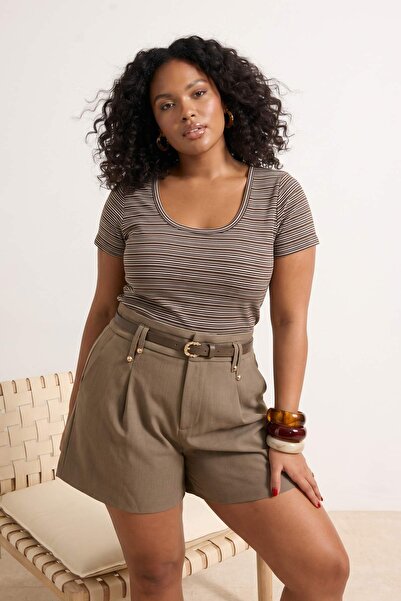 Trendyol Curve Καφέ ριγέ πλεκτή μπλούζα με λαιμόκοψη πισίνας σε μεγάλο μέγεθο...