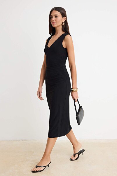 Συλλογή Trendyol Μαύρο ίσιο φόρεμα Bodycon με λαιμόκοψη V, αμάνικο με δαντέλα...