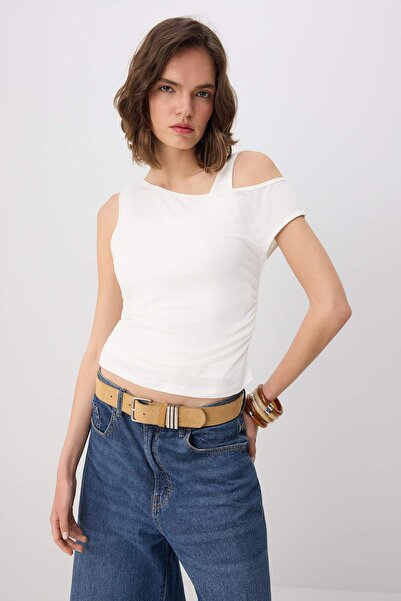 Συλλογή Trendyol Εκρού Πλεκτή Μπλούζα με Ίσια Εφαρμογή, Λαιμόκοψη Kayak, Χαμη...